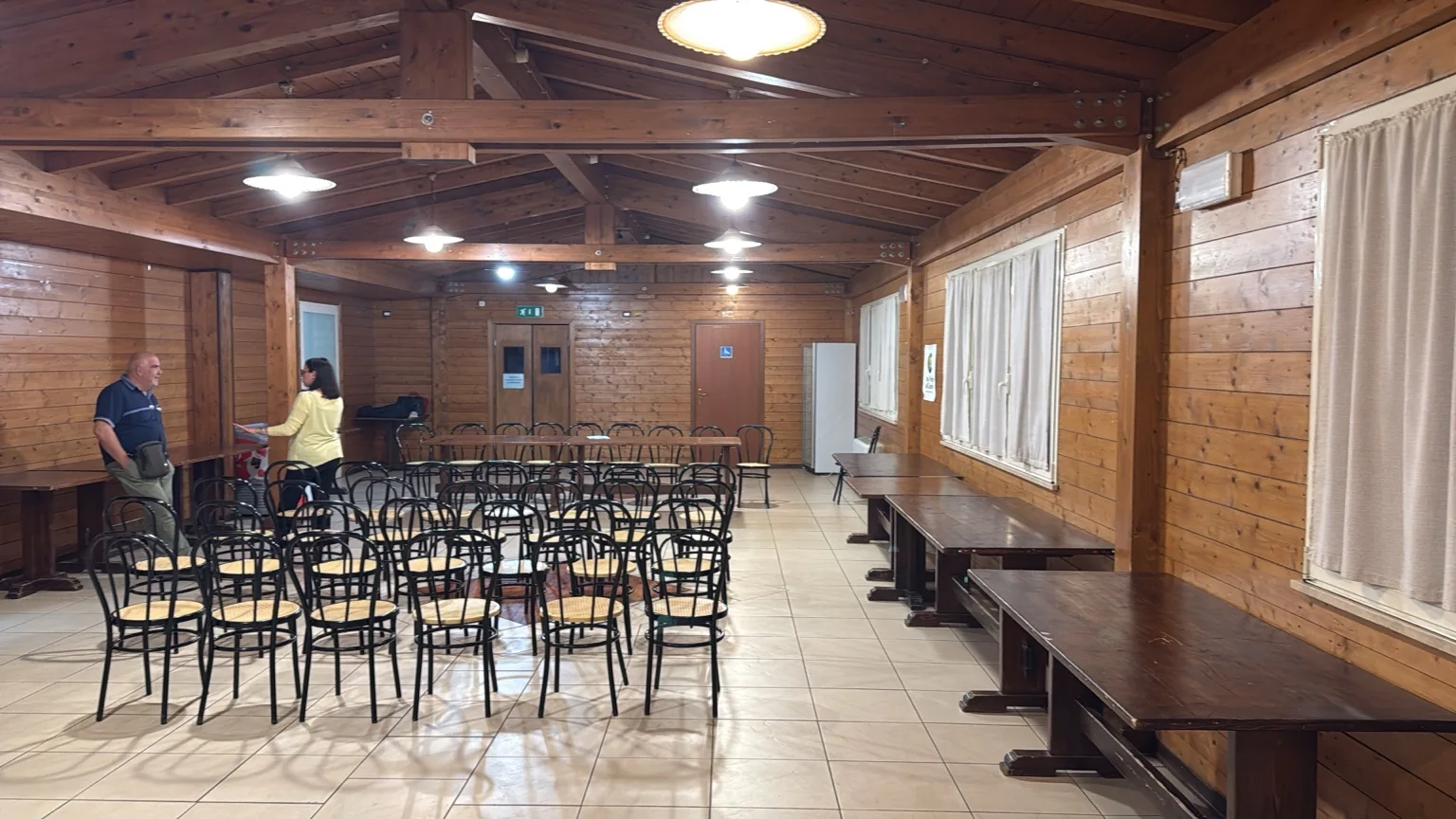 Sala in legno attrezzata per riunioni